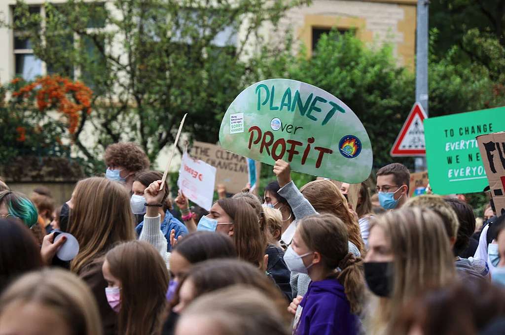 On 24 September, as part of the global Fridays for Future movement, Youth for Climate Luxembourg organise a climate demonstration in the capital city’s streets, stopping in front of some of the main buildings of the country’s financial centre, one of the biggest in the world. © Lise Bockler / Greenpeace