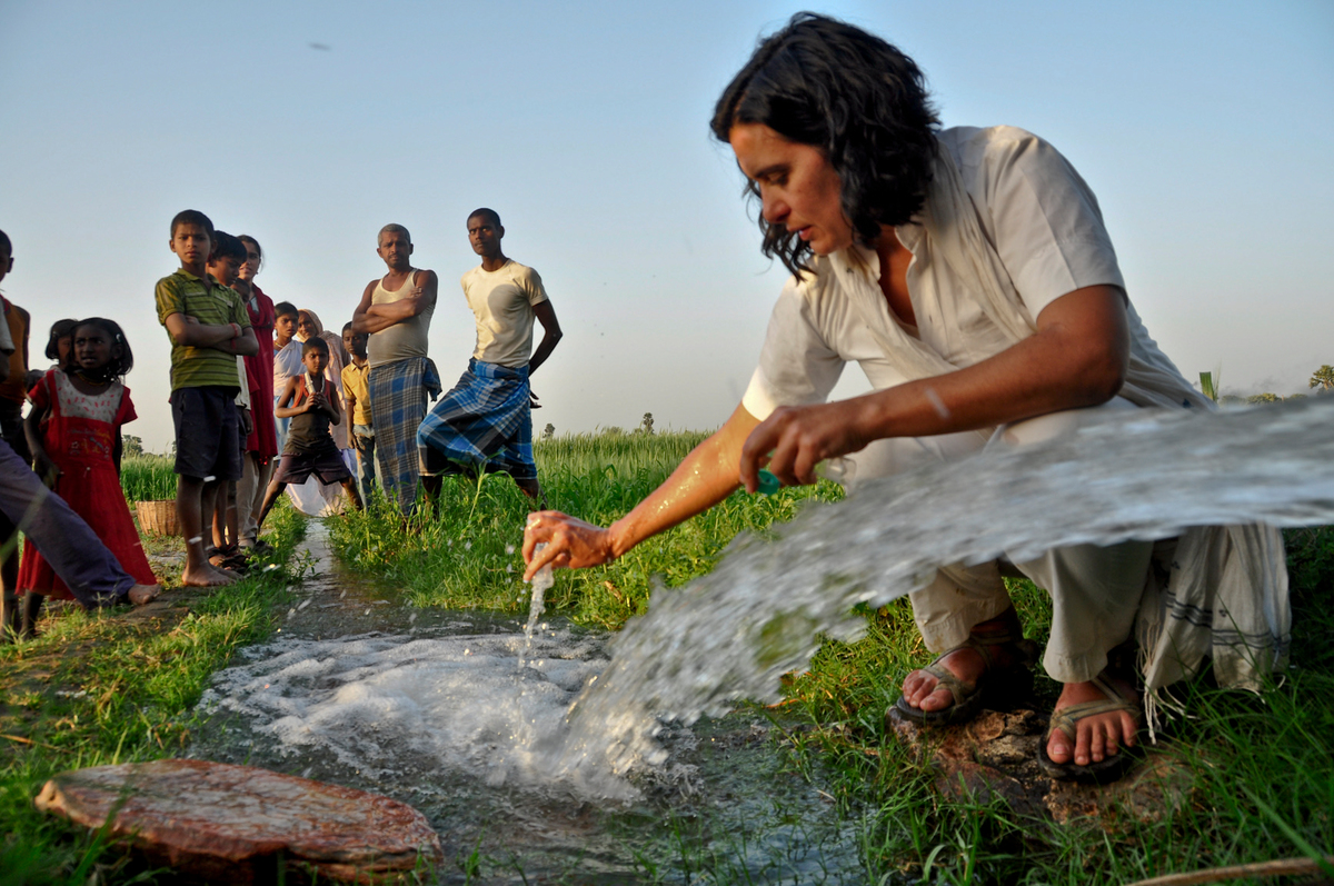 Reyes Tirado from Greenpeace Research Laboratories, University of Exeter, United Kingdom, collects water samples in Barchhibigha village in Giriak Block, Nalanda District. © Swapan Nayak / Greenpeace