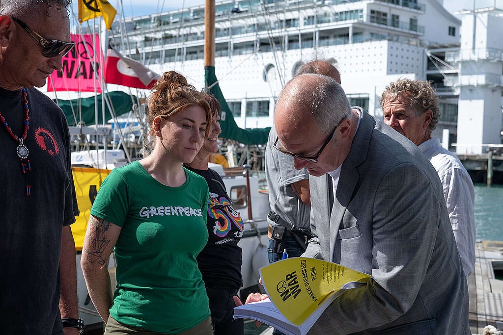 Carmen Hetaraka of Te Uri o Hikihiki, and Greenpeace Aotearoa programme director Niamh O'Flynn witness Minister Phil Twyford signing the Greenpeace petition. 
(C) Ben Sarten / Greenpeace