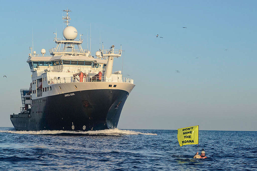 Confronting James Cook vessel in the Pacific Ocean. © Martin Katz / Greenpeace
