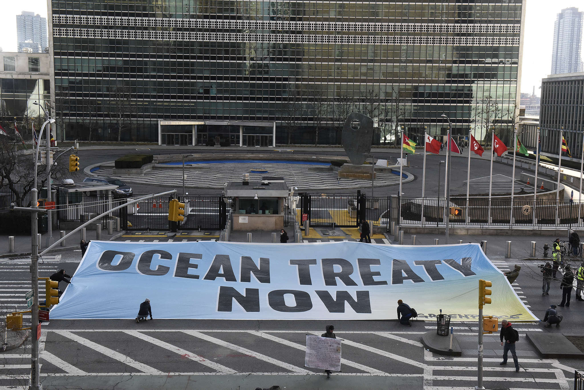 Greenpeace USA activists unfurl a giant banner reading ‘ Ocean Treaty Now!’ To send a clear message to delegates at the United Nations in New York at the start of the second week of the resumed IGC5 negotiations. © Stephanie Keith / Greenpeace