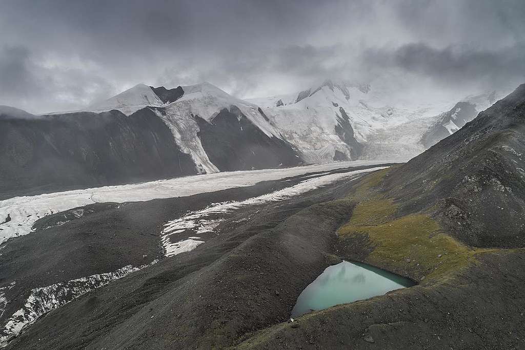 Landscape view of Halong Glacier, Amne Machin Mountain, Qinghai, China. The glacier is situated within Sanjiangyuan nature reserve, at the headwaters of the Yellow River.  Halong glacier is 1200 meters shorter than it was just 30 years ago. Between 1987 and 2006, the glacier retreated 32,000 m2 per year, and between 2006 and 2017, the rate of retreat nearly doubled, to 72,000 m2 per year. In 2017 the total area measured 19.73 k2. 阿尼玛卿的哈龙冰川 受气候变化全球升温的影响，自20世纪90年代以来中国冰川呈现出全面、加速退缩的趋势。未来几十年，占中国冰川总数80%以上的面积小于1平方公里的小冰川将面临消失风险，中国冰川数量将急剧减少。 2018年夏季，绿色和平“中国冰川与气候变化影响项目”与甘肃省科学院地质自然灾害防治研究所合作，前往中国西部的几条冰川进行实地调研，考察发现气候变化影响下中国西部冰川加速消融趋势明显。冰川消融将进一步加剧的下游的水资源危机，短期内冰川灾害将频频发生…中国冰川已面临失稳危机！
