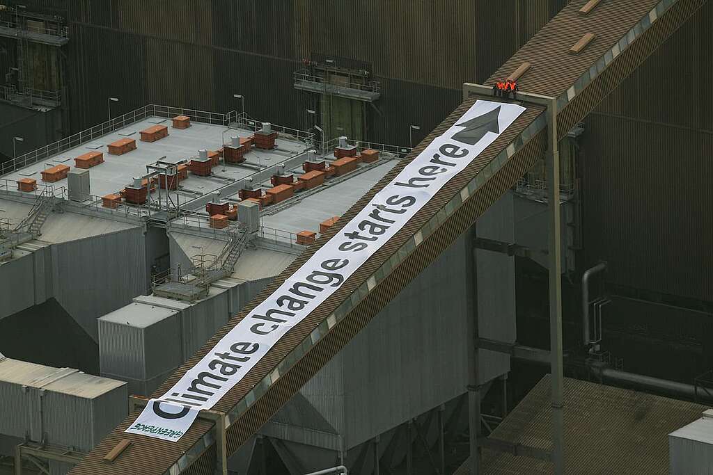 In 2007, Greenpeace activists climbed the Huntly power station and deployed banners in protest against the plant's use of coal in the climate crisis. © Greenpeace / Dean Treml