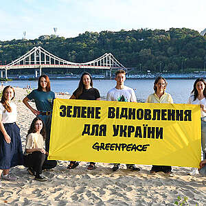 Greenpeace Ukraine colleagues hold a banner reading ‘зелене відновлення для україни’ (‘Green reconstruction for Ukraine’) on the bridge to Trukhaniv Island in central Kyiv to mark the opening of Greenpeace Ukraine.
Greenpeace Central and Eastern Europe is opening an office in Kyiv on 10 September 2024, after more than two years of work in the country following the ongoing Russian invasion in February 2022.