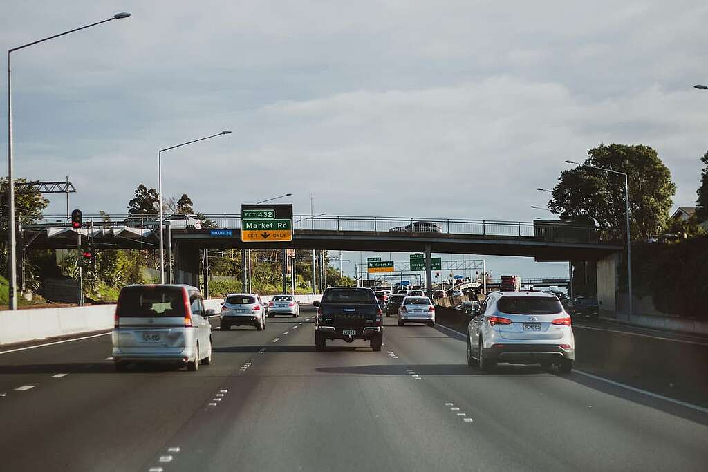 Auckland morotway traffic © Ethan Hooson / Unsplash