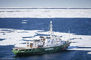 Barco Esperanza de Greenpeace protegiendo océanos