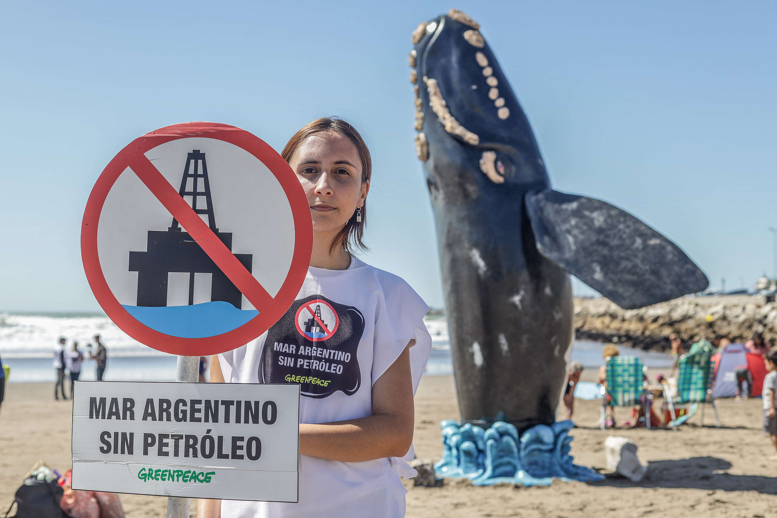 Activista de Greenpeace en Mar del Plata con una estructura de cuatro metros que representa a la Ballena Franca Austral. La actividad se realizó para alertar sobre los avances de la industria petrolera en el Mar Argentino,