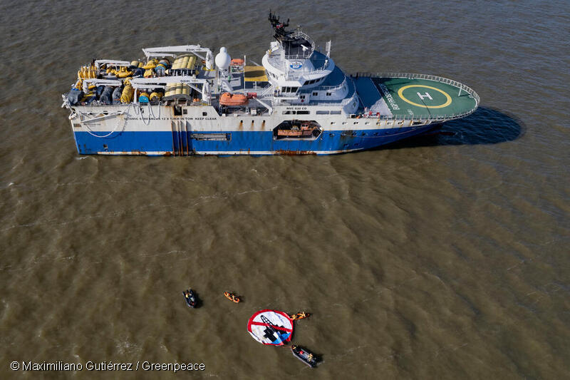 Protesta contra barco sísmico en Uruguay. Los activistas de Greenpeace despliegan una pancarta flotante de 9 metros delante del barco sísmico para denunciar el impacto de las explosiones sísmicas y la actividad de exploración petrolera en la biodiversidad y los ecosistemas marinos.