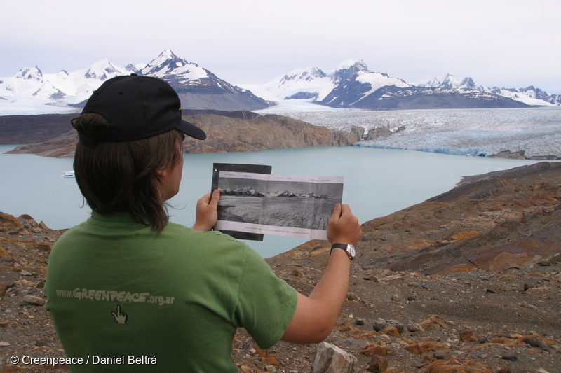 Un activista de Greenpeace sostiene una antigua fotografía del Glaciar Upsala tomada en 1928 frente al glaciar tal como se encuentra hoy en el Parque Nacional Los Glaciares en Argentina.
