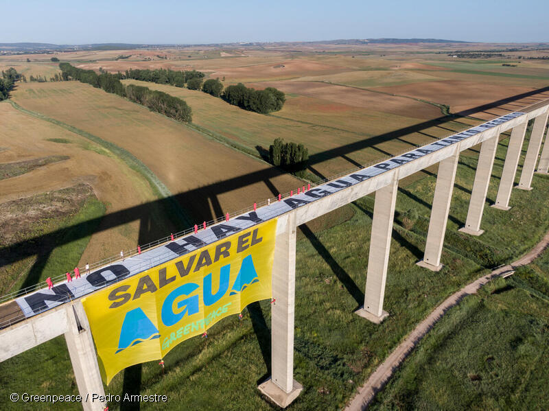 Greenpeace despliega una pancarta gigante en el acueducto de Cigüela (Cuenca) para denunciar que “no hay agua para tanto regadío”