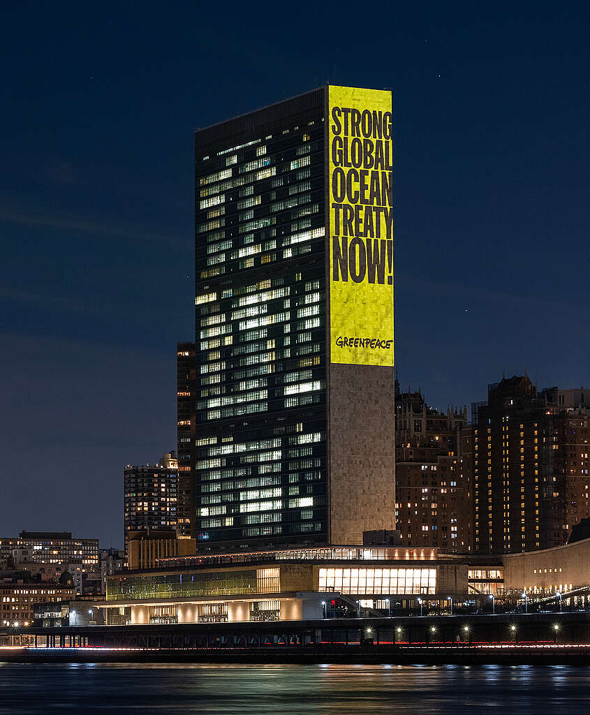 Activistas de Greenpeace USA proyectan un mensaje que dice "¡Fuerte Tratado Mundial sobre los Océanos ahora!" en la sede de las Naciones Unidas.