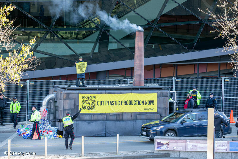 Activistas de Greenpeace Canadá entregaron una “Fábrica Global de Plásticos” de 20 pies a las puertas del Centro Shaw, donde se llevan a cabo las conversaciones sobre un Tratado Global sobre Plásticos. La fábrica mostraba petróleo convertido en contaminación plástica y mensajes que decían: "¡Cortan la producción de plástico ahora!". en cada lado. Para resaltar la urgencia de que los delegados tomen medidas audaces, Greenpeace escribió en lo alto de la Fábrica: "¡El mundo te está mirando!"