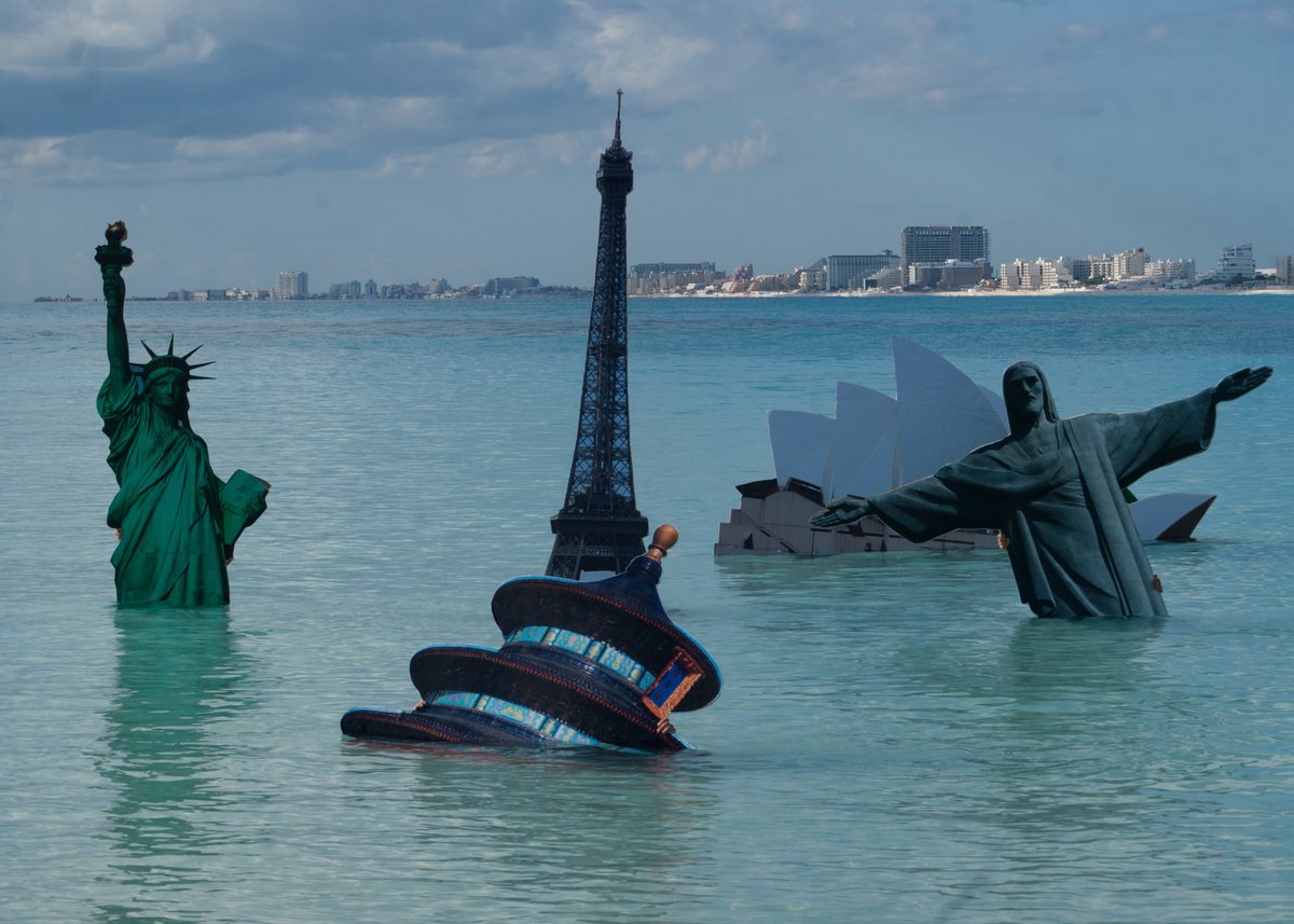 Greenpeace sumerge íconos de algunos de los edificios y monumentos más famosos del mundo: la Torre Eiffel, la Estatua de la Libertad, el Cristo, el Templo del Cielo y la Ópera de Sydney en el mar de Cancún. La actividad tiene como objetivo enviar un mensaje a los políticos reunidos en la Cumbre del Clima de la ONU de que la creciente ola de impactos climáticos afectará a todos y cada uno de nosotros, ricos y pobres. Greenpeace hace un llamado a los gobiernos a tomar las decisiones correctas en las reuniones de Cancún para guiarnos hacia un futuro brillante y seguro.