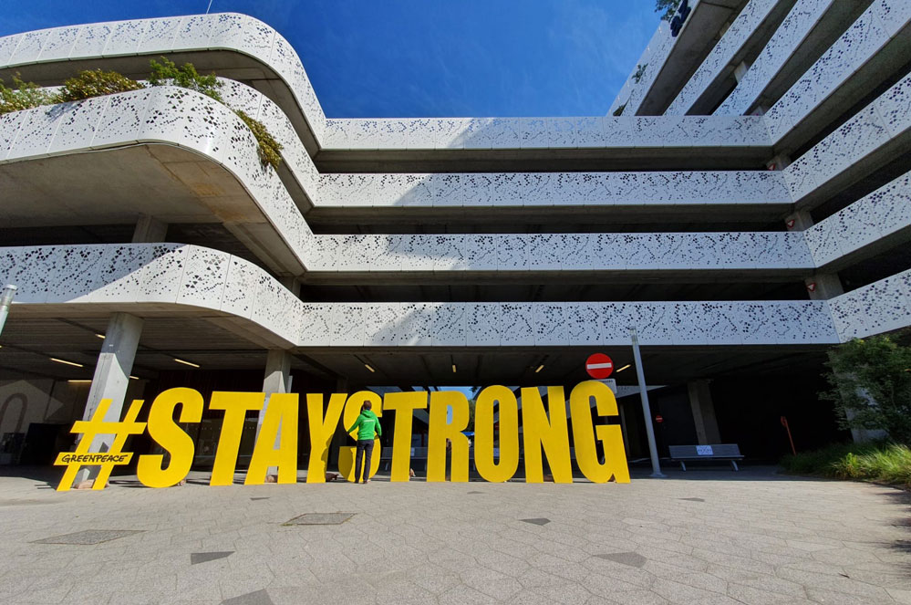 #STAY STRONG - Greenpeace aan de deuren van de ziekenhuizen!