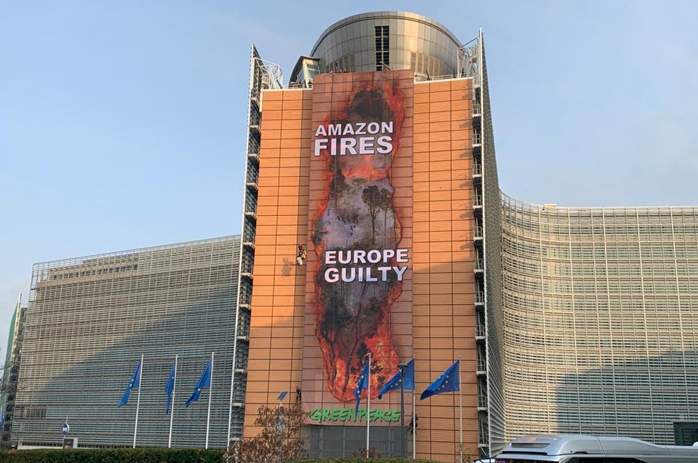 ACTIE aan het Berlaymontgebouw: “Europa is medeplichtig aan Amazonebranden”
