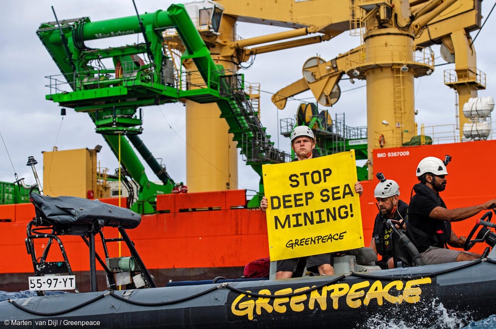Actions contre l’exploitation minière en eaux profondes : le Rainbow Warrior rentre au port
