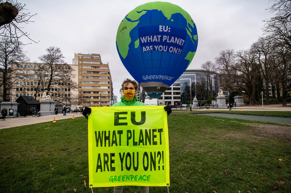 Greenpeace voert actie met luchtballon bij cruciale EU-klimaattop: ‘Op welke planeet leven jullie?’