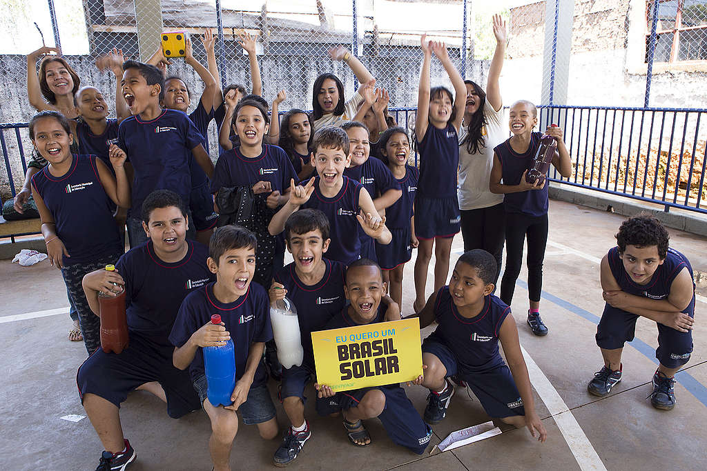 Jovens recebem capacitação de energia solar.