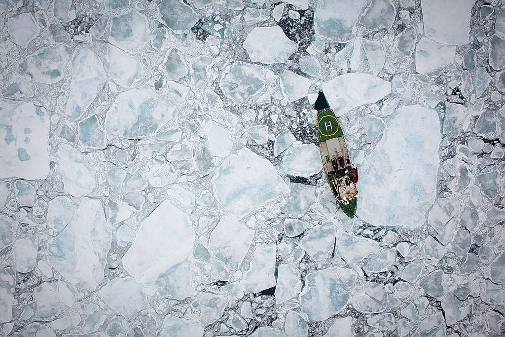 Vista aérea do navio Arctic Sunrise.