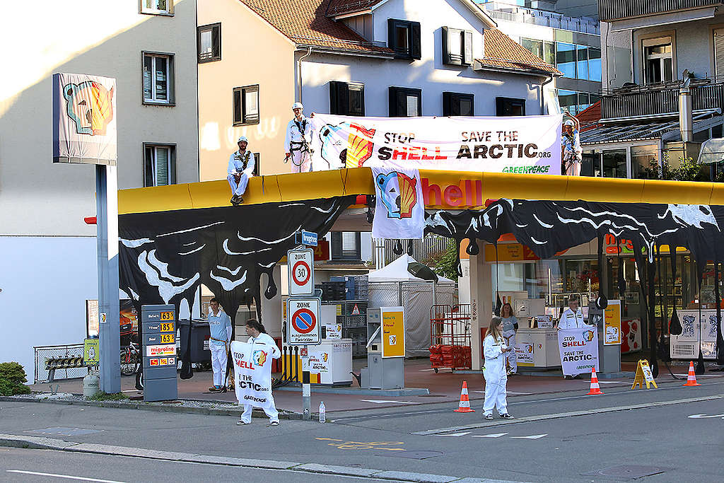 Manifestação no posto da Shell em Zurique.