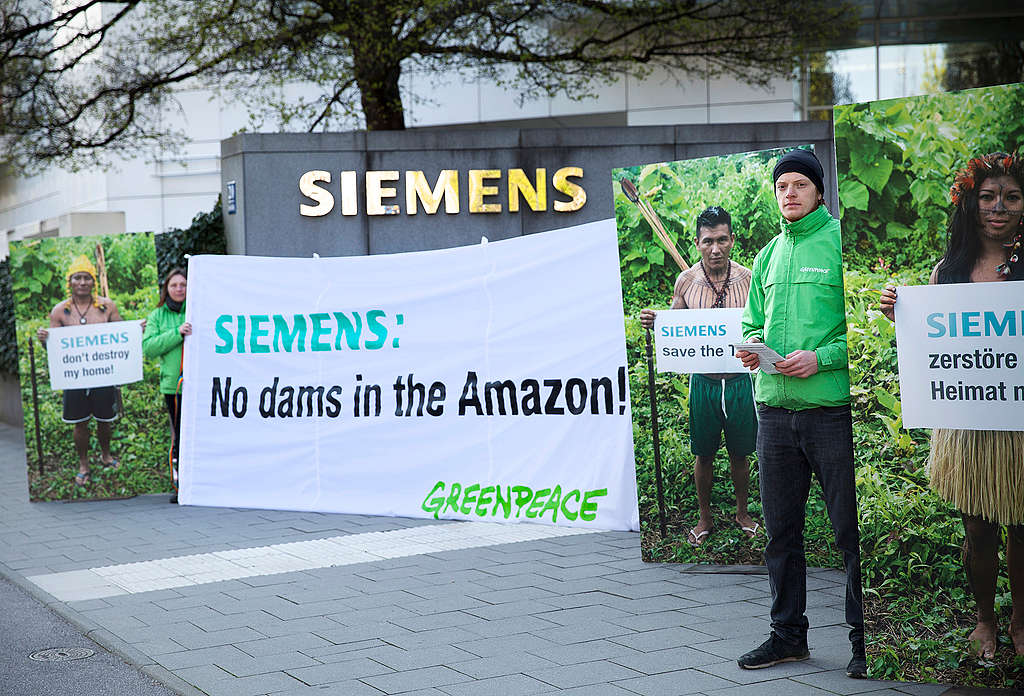 Ativistas do Greenpeace na sede da Siemens, na Alemanha, para informar sobre os riscos da construção da hidrelétrica de São Luiz do Tapajós.