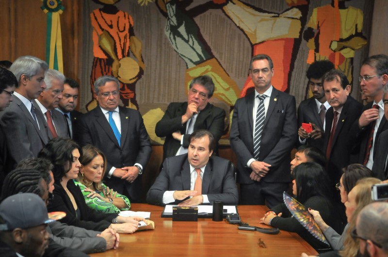 Presidente da Câmara, Rodrigo Maia, recebe o PL do Desmatamento Zero.