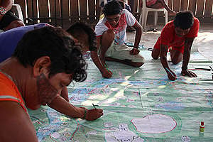 Jovens Munduruku na elaboração do Mapa da Vida, na região do Tapajós.