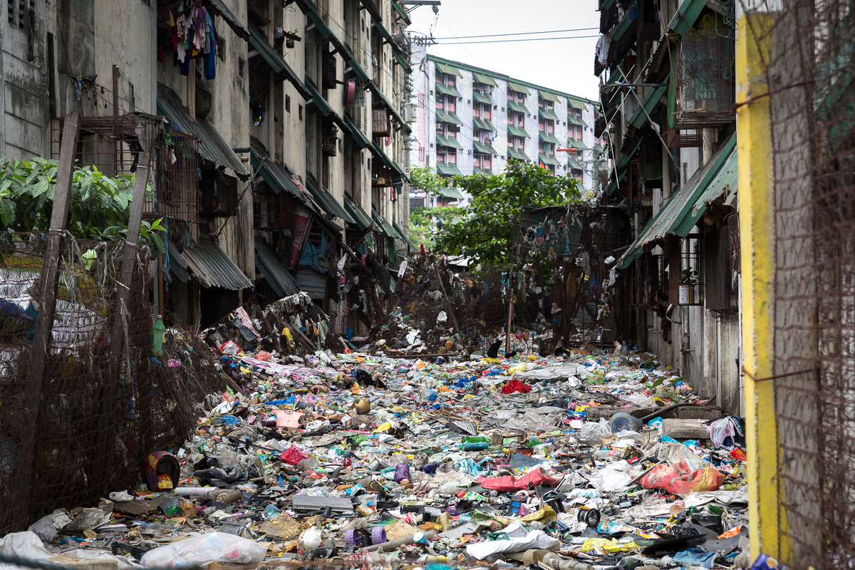 Lixo plástico cobre a rua de Manila. © Daniel Müller