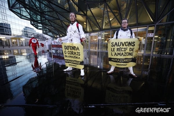 Ativistas do Greenpeace na França simularam um derramamento na sede da petrolífera Total (Crédito: Simon Lambert / Greenpeace)