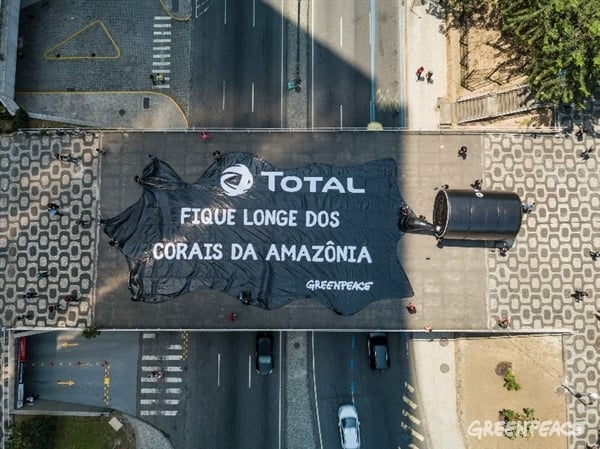 Banner de 24 x 14 metros em forma de mancha de óleo foi colocado sobre uma passarela que cruza a Avenida do Chile, no Rio de Janeiro. (Crédito: Fernanda Ligabue / Greenpeace)