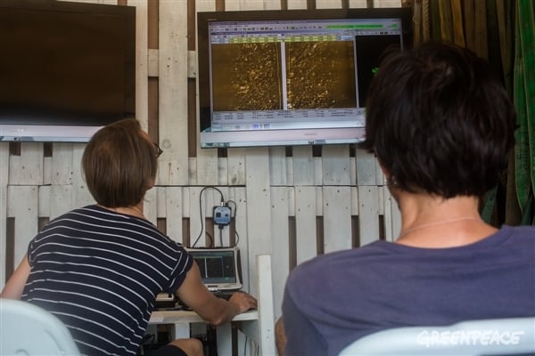 A bordo do Esperanza, rádio-operador e cientista analisam imagens da sonda que escaneia o fundo do mar. (Crédito: Marizilda Cruppe / Greenpeace)