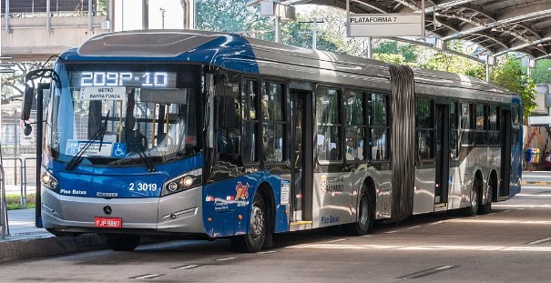 Ônibus de São Paulo em terminal.