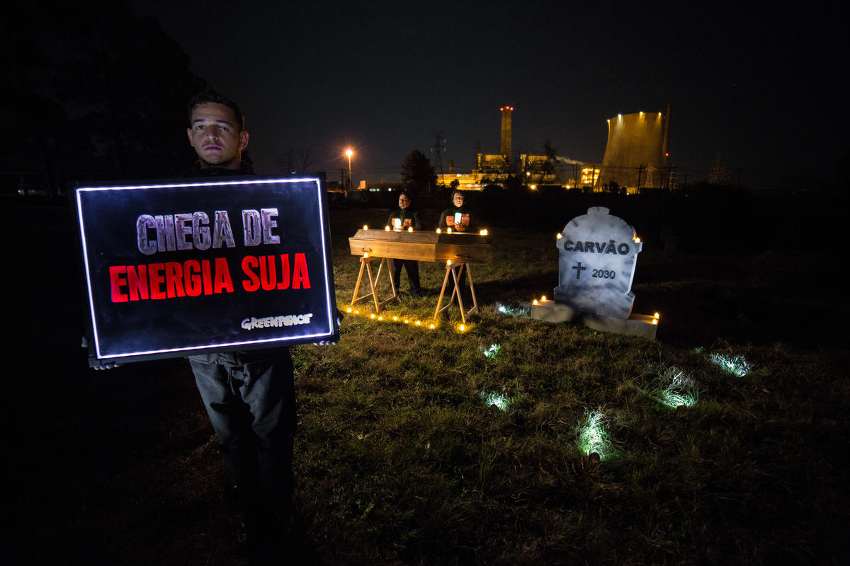 Funeral do carvão realizado por ativistas do Greenpeace em frente à termelétrica de Candiota