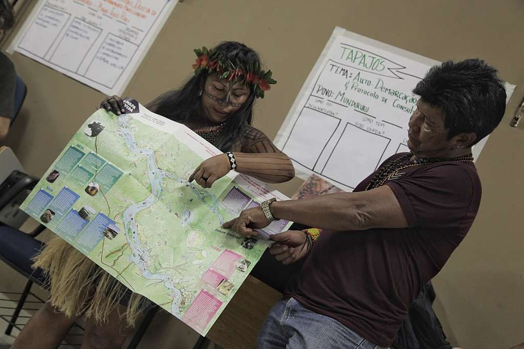Lideranças Munduruku mostram o Mapa da Vida ao público durante o evento Belém+30, apontando alguns pontos no mapa.