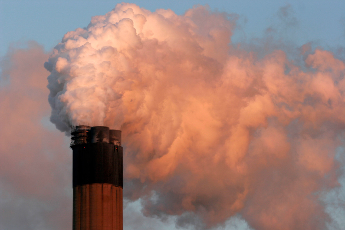 Usina de carvão com alta emissão de gases poluentes.