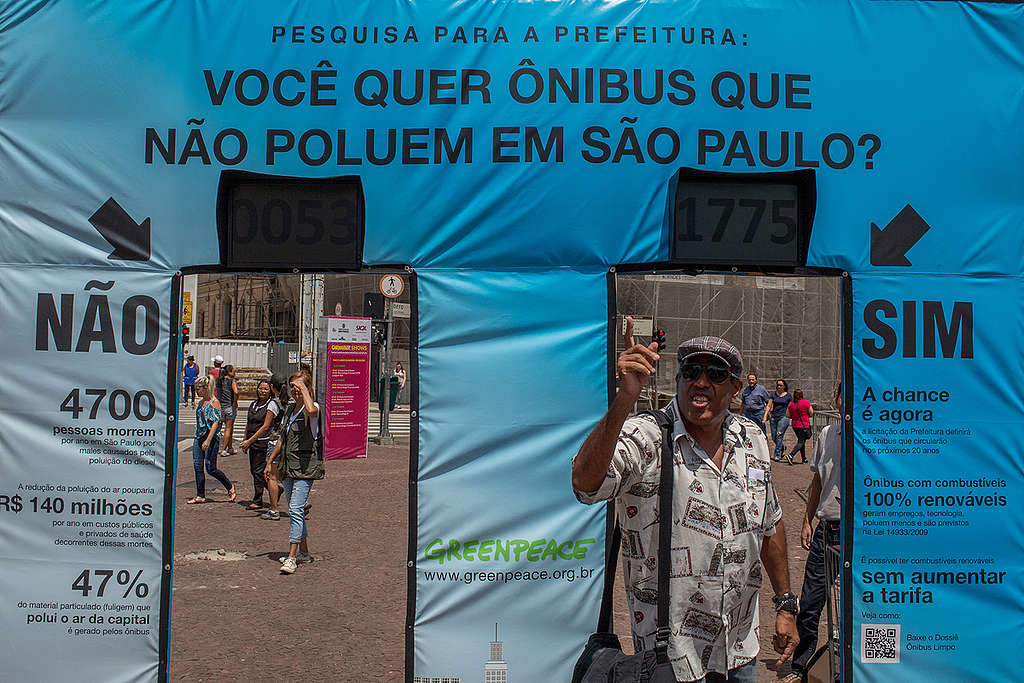 Pesquisa informal sobre ônibus com a população de São Paulo. © Daniel Kfouri