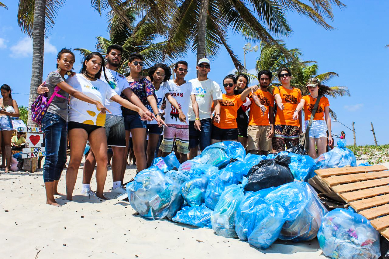 Voluntários em São Luís (MA) mostram a quantidade de lixo recolhida em um único dia de limpeza.