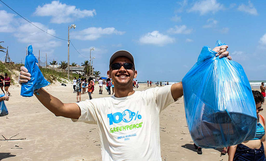 Denison Ferreira, do Grupo de Voluntários São Luís, em ação de limpeza das praias.