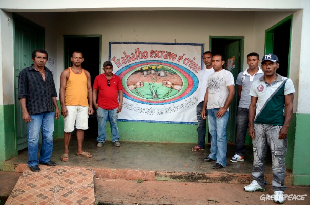 Trabalhadores rurais de Açailândia, resgatados de carvoarias que destroem a floresta amazônica no Maranhão