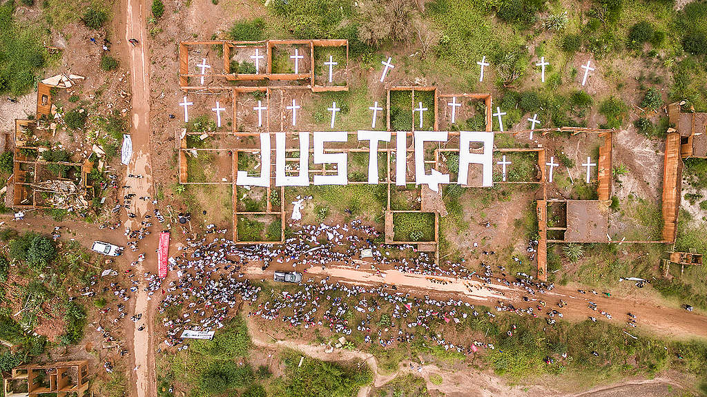 Vista aérea da palavra justiça nas ruínas de Bento Rodrigues durante manifestação