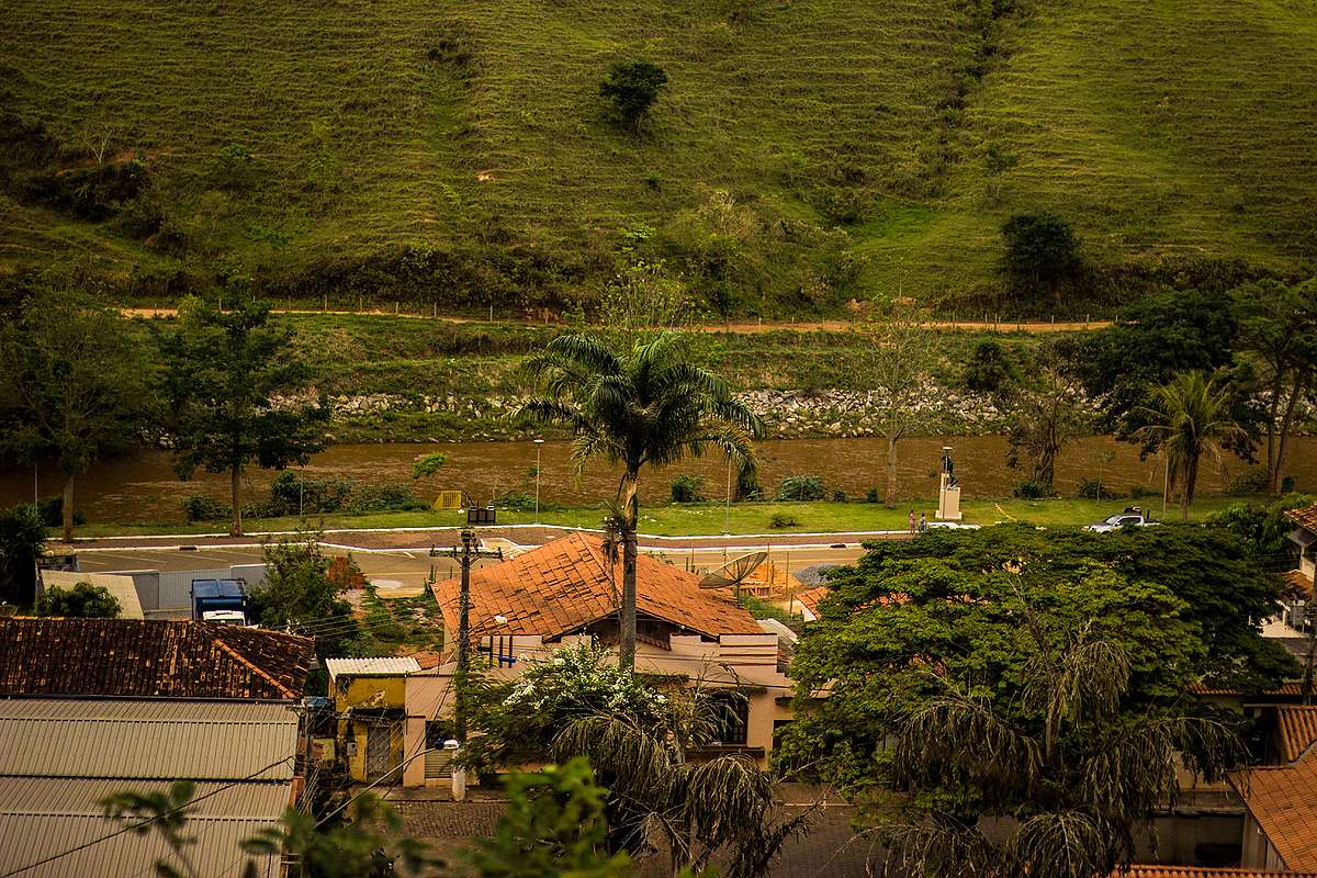 Vista da casa de Simone, na parte alta da cidade, para a praça central, às margens do rio Gualaxo, por onde a lama chegou em Barra Longa.