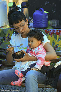 Fernanda alimenta sua filha Maria Flor