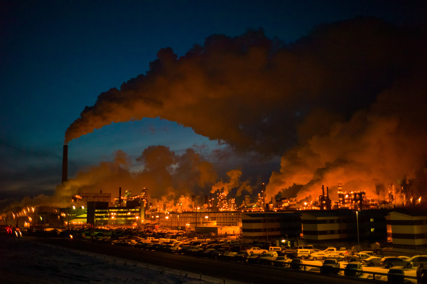 Céu tomado pela fumaça de usina de petróleo