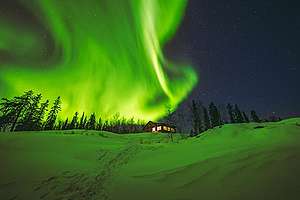 Aurora boreal em campo de neve