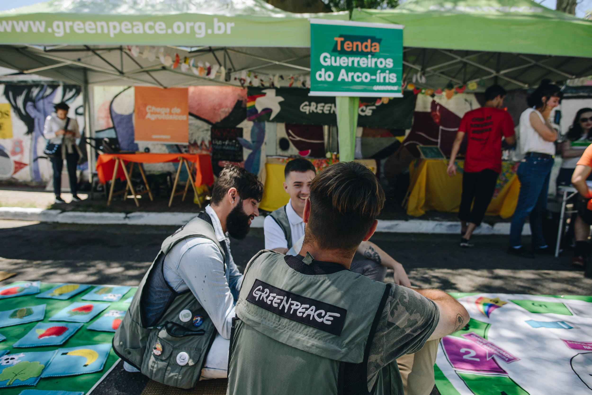 Ativistas na tenda do Greenpeace