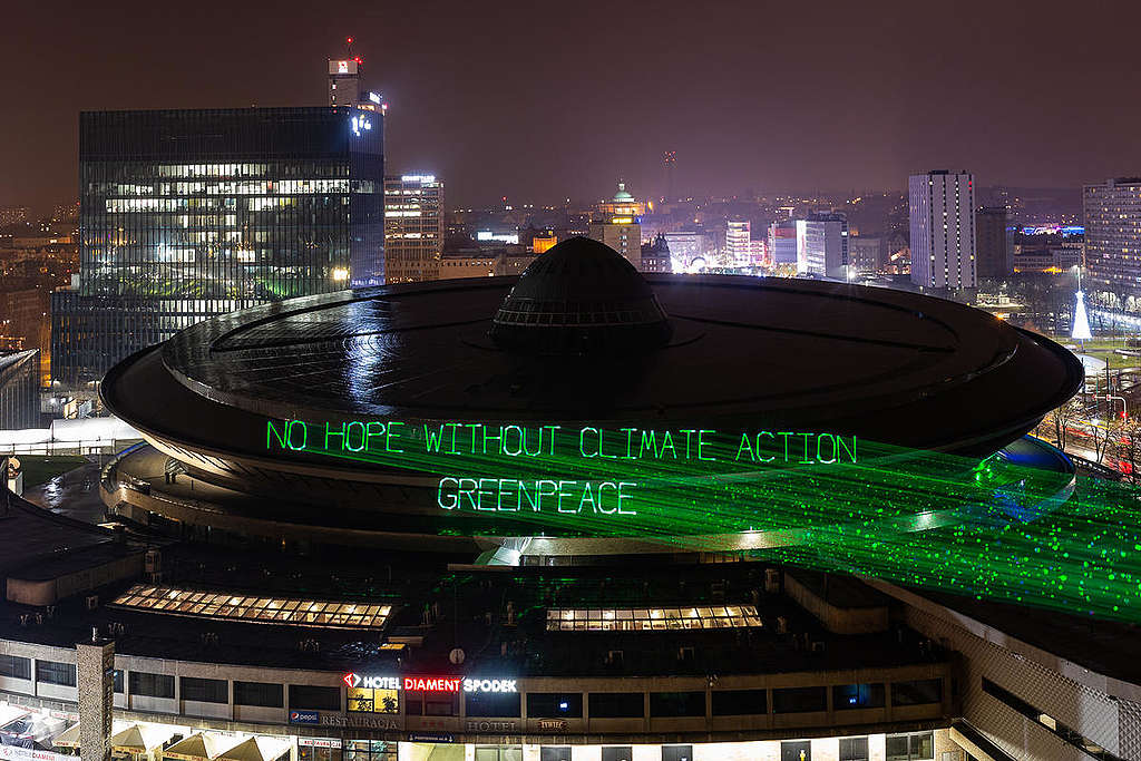 Mensagem projetada com laser no edifício onde é realizada a Cop 24