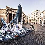 Escultura de plástico no centro de Roma © Lorenzo Moscia