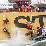 Escaladores colocam banner em navio em protesto contra sua carga de óleo de palma. © Marten van Dijl