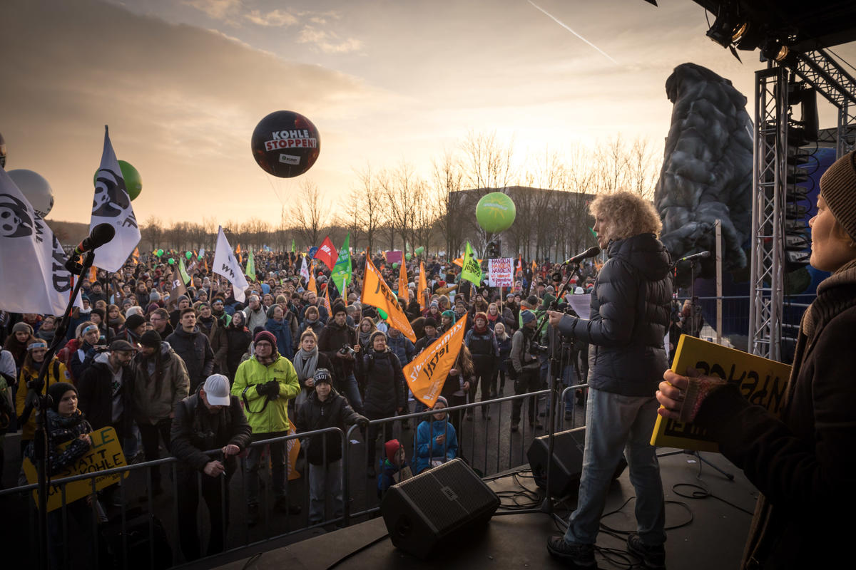 Grande manifestação de pessoas contra o carvão em Berlim © Gordon Welters