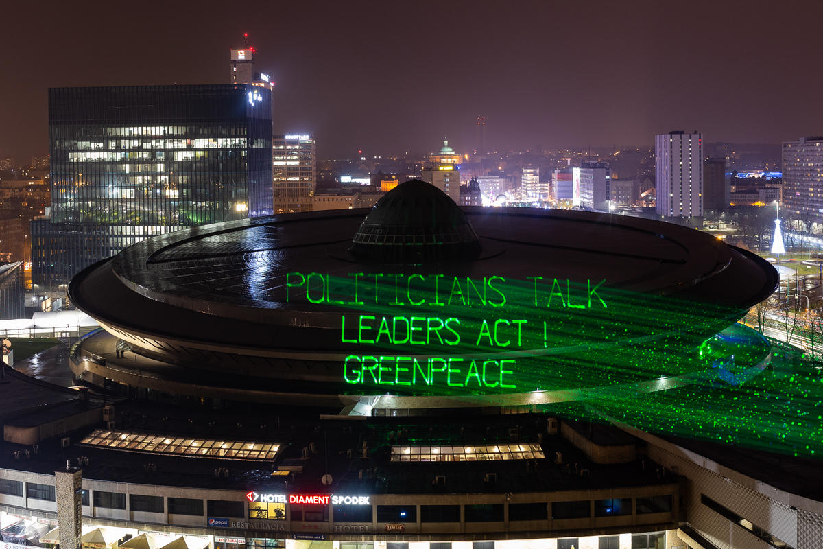 Mensagem projetada com laser no telhado no edifício da COP24 © Konrad Konstantynowicz